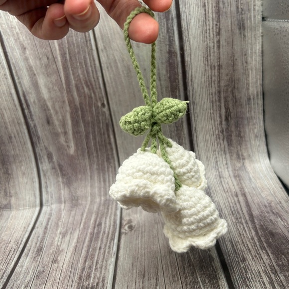 🌷NEW Crochet Flower Bag Charm/ Keychain White w/ Green Leaves - Picture 8 of 11